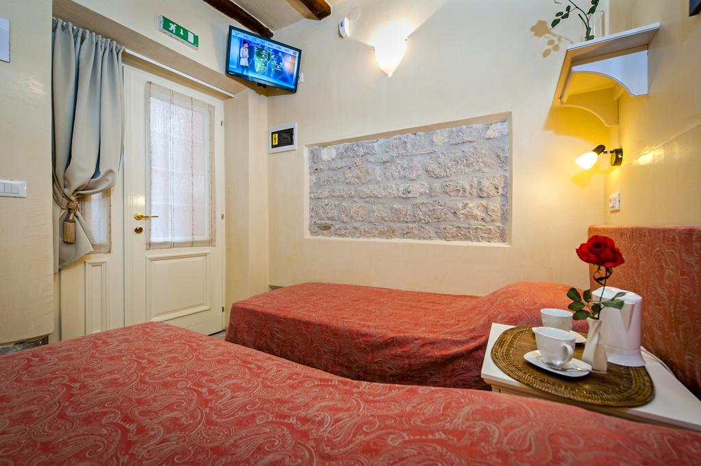 Guest House Sotto I Volti Centro Storico 로비니 외부 사진